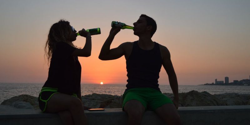 Par som drikker alkohol sammen